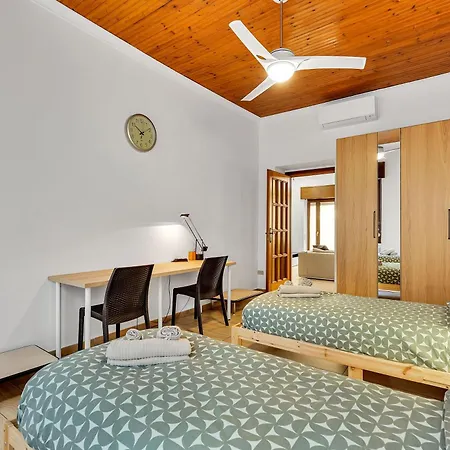 Charming & Bright In The Heart Of - Balcony 아파트