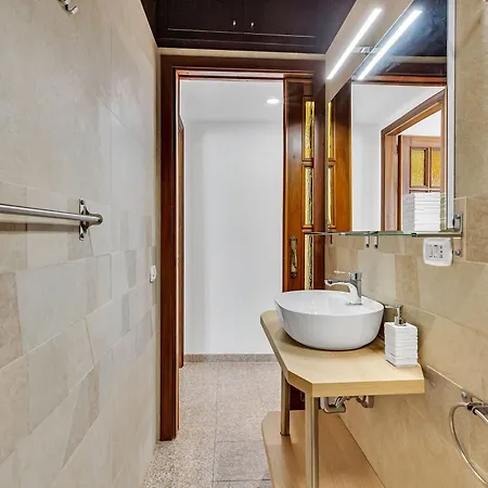 Charming & Bright In The Heart Of - Balcony 아파트